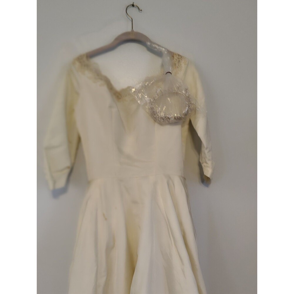 Vintage Ivory Satin Lace Ball Gown Wedding Dress V-Neck Half Sleeve Full-Length